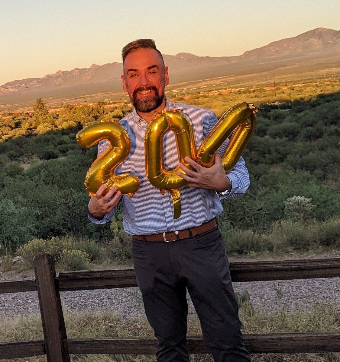 CharliePaloma's tweet photo. Oficié la boda número 200 como Juez de Paz en Green Valley, Arizona ¡qué honor! 
#JuezDePaz #WeddingOfficiant #TucsonArizona https://t.co/uTc4mRCqUV