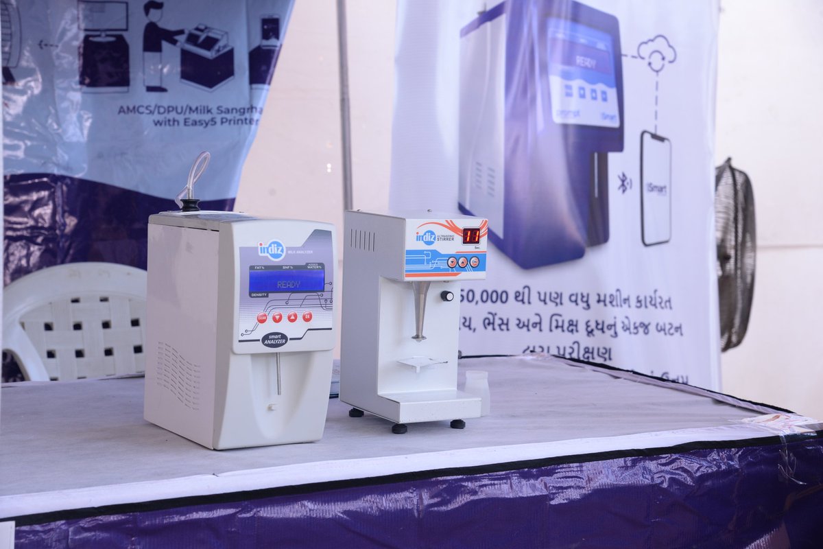 SarhadDairy2009's tweet photo. અમૂલ ફેડરેશન (@Amul_Coop ) ના વા. ચેરમેન અને સરહદ ડેરીના ચેરમેન શ્રી @ValamjiRHumbal સાહેબ દ્વારા સરહદ ડેરી ના " મિલ્ક ડે " કાર્યક્રમમાં મિલ્ક એનાલાઇઝર " INDIZ " (@PromptDairyTech) મશીન ના સ્ટોલ ની મુલાકાત લેવામાં આવી.
#Prompt #Indiz #MilkTestingMachine
#iSmart
#Dairy 
#Milkday https://t.co/GPR14nKyrI