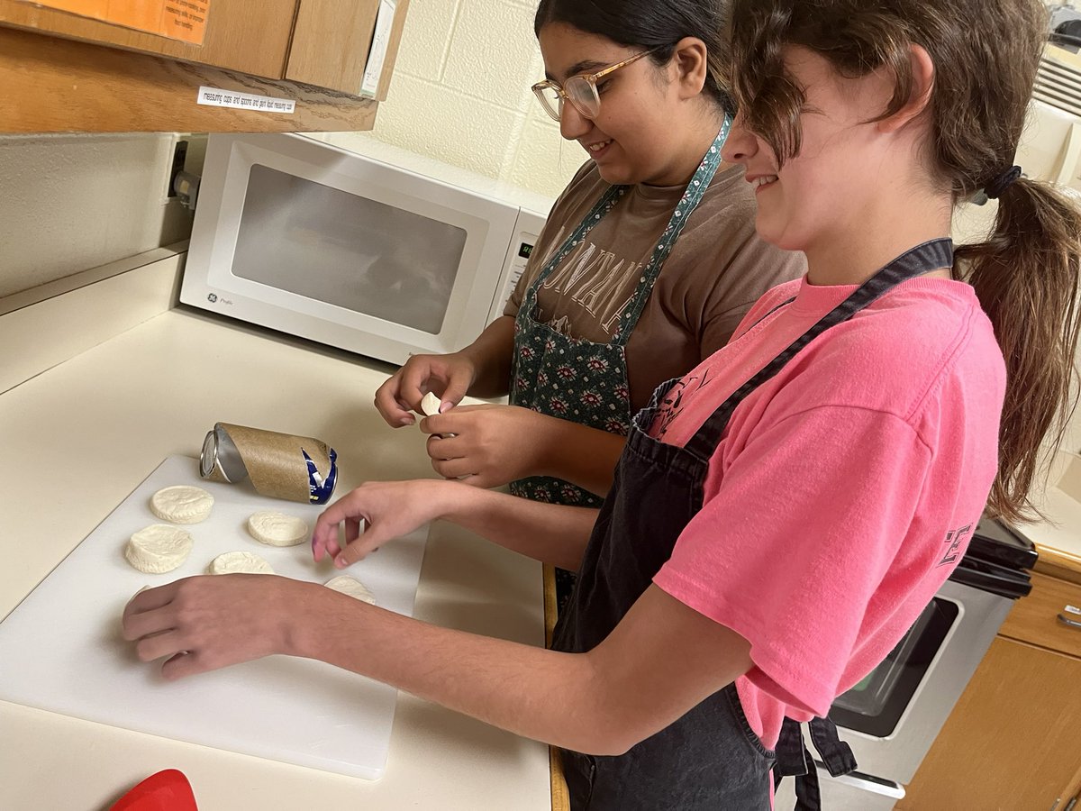ChristaMCA_JSD's tweet image. Cinnamon twists!

8th Grade Foods Fitness with Ms. Muniz #CMMSlionpride 🦁
