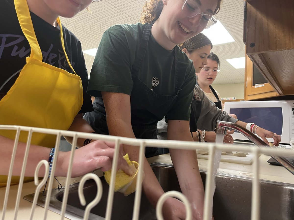 ChristaMCA_JSD's tweet image. Cinnamon twists!

8th Grade Foods Fitness with Ms. Muniz #CMMSlionpride 🦁