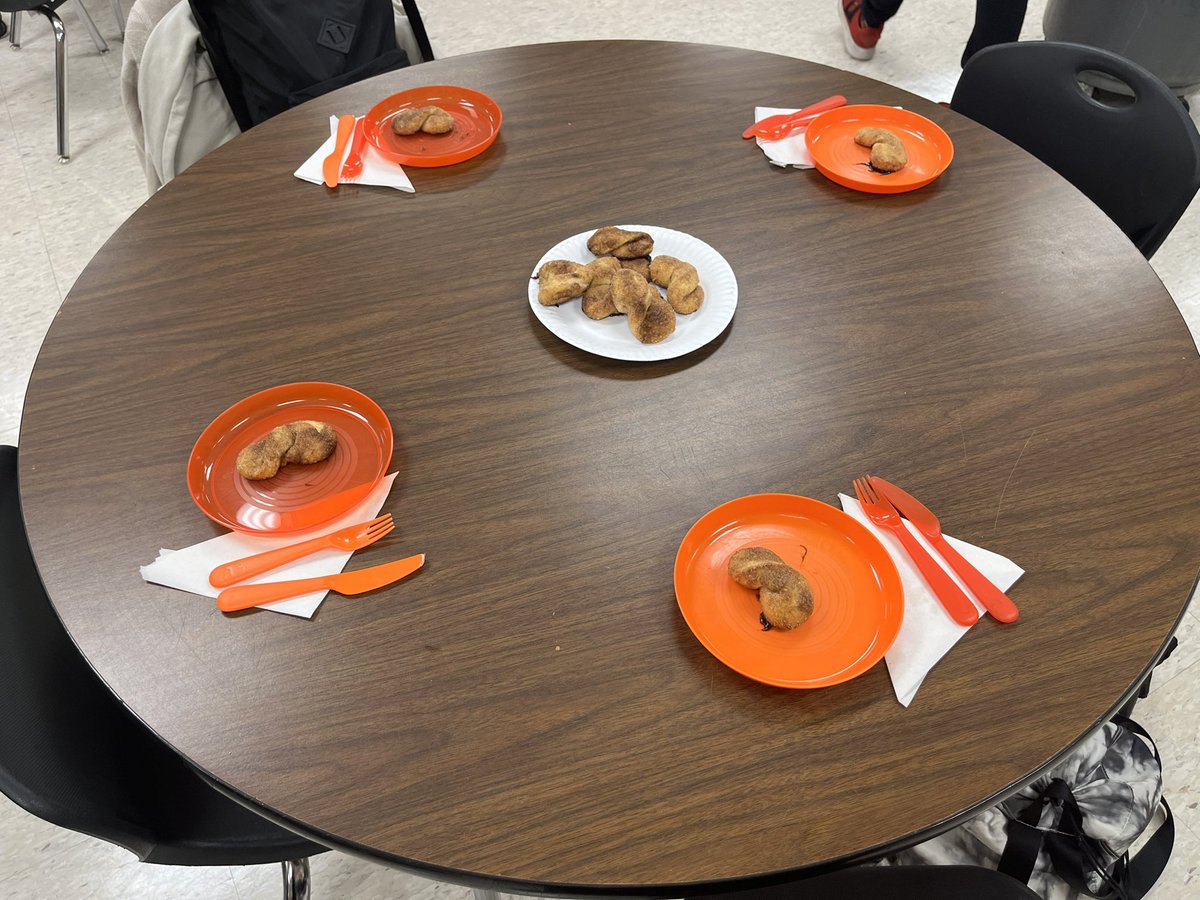 ChristaMCA_JSD's tweet image. Cinnamon twists!

8th Grade Foods Fitness with Ms. Muniz #CMMSlionpride 🦁