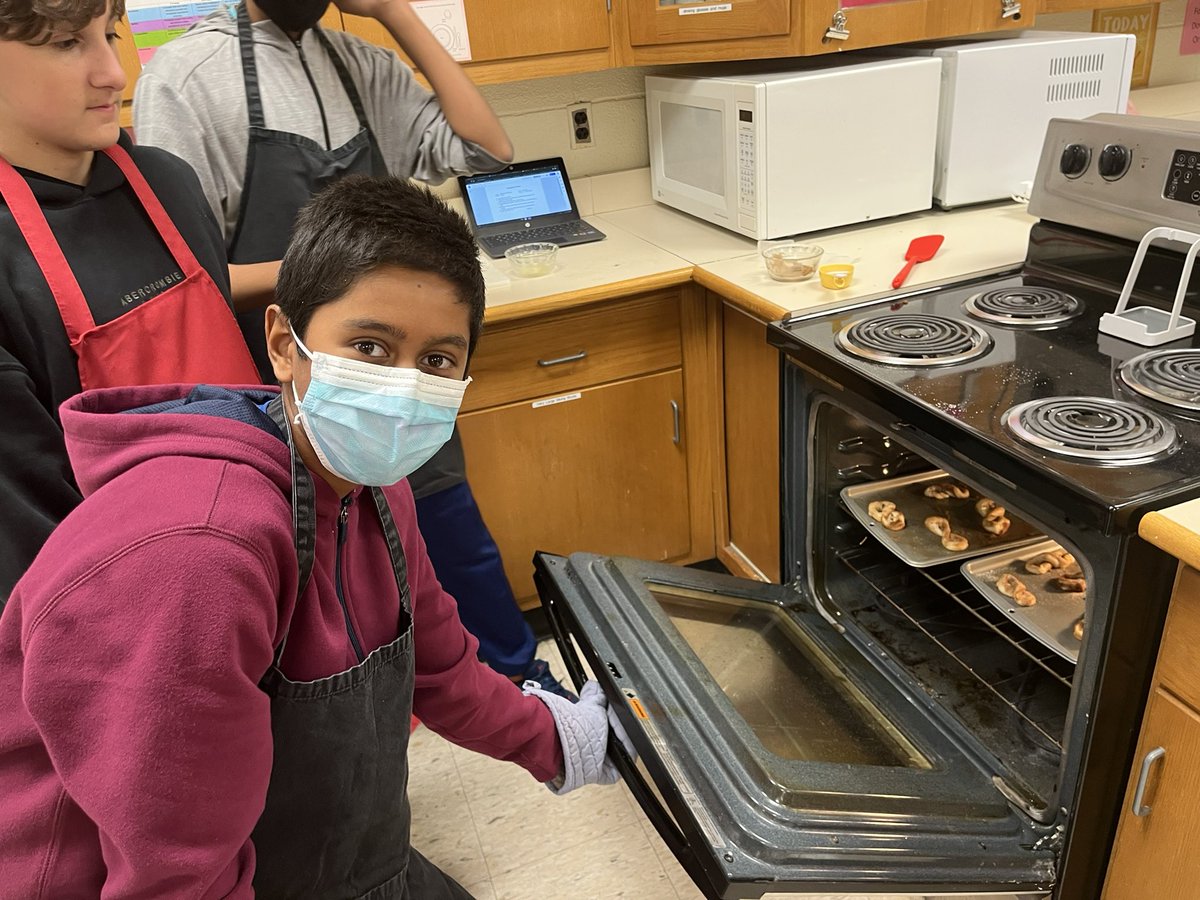 ChristaMCA_JSD's tweet image. Cinnamon twists!

8th Grade Foods Fitness with Ms. Muniz #CMMSlionpride 🦁