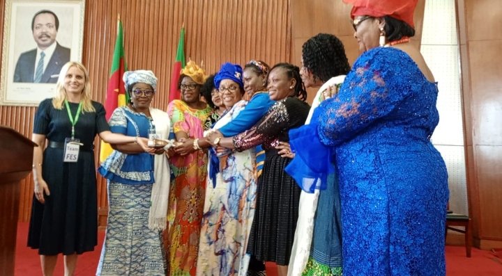 FESKamerun's tweet photo. #PeaceDay : La FES soutient les femmes dans leurs efforts pour la résolution pacifique des conflits au Cameroun. 

Leur initiative de Négociations Nationales mérite plus d'attention et de soutiens pour des solutions durables aux conflits et pour la Paix consolidée au Cameroun. https://t.co/WLjWfWUHwL