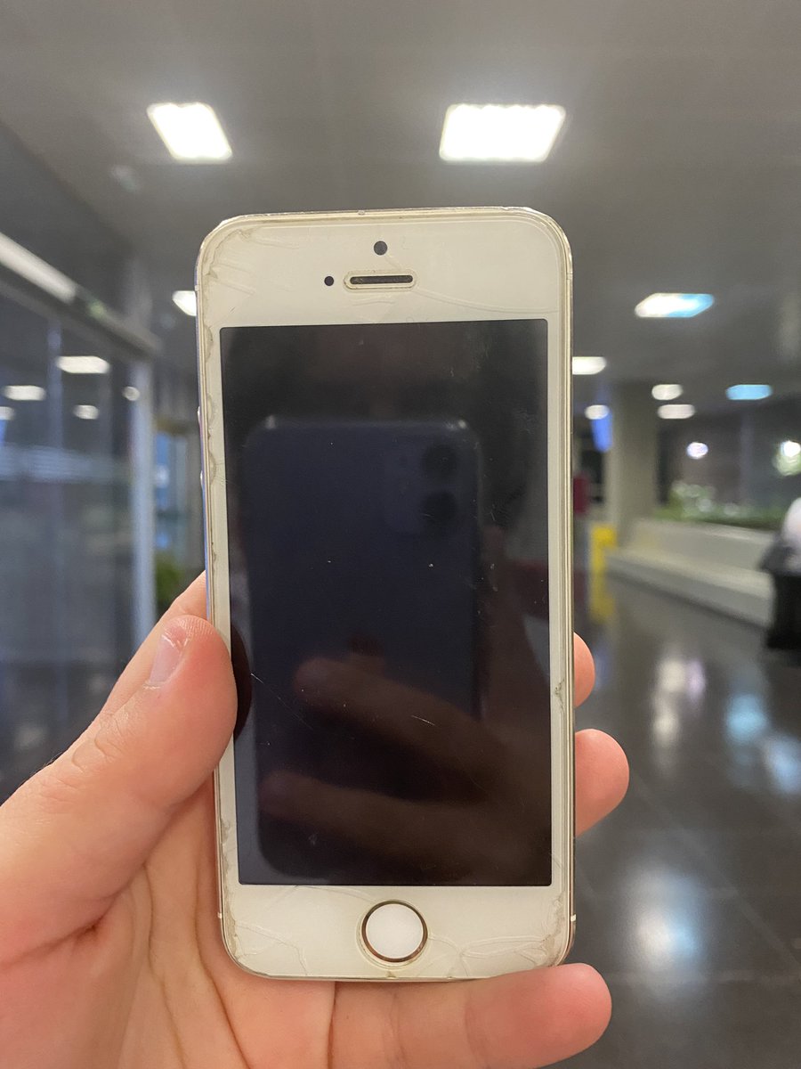 crismartinezg13's tweet photo. Si has perdido un iPhone 5 en la Facultad de Ciencias de la Información de la Complutense no te rayes que está en objetos perdidos. RT para que lo vea. https://t.co/izsqqaThzP