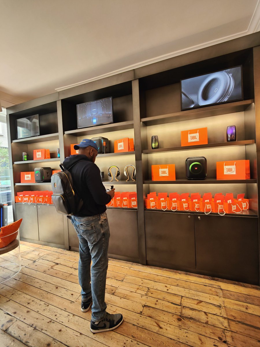 TechJamo's tweet photo. So...

Linked up with Tech King @Davesbasket to check out the #HarmanExplore in LDN!

BIG UP @JBLaudio &amp; @RanieriAgency for the invites ❤️

You lot got a lovely team btw 😅 thanks for having us 🔌

... Can I get a JBL cushion tho 😏

Likkle Vlog soon come!
#TeamJBL https://t.co/SVzmB8Bi7V