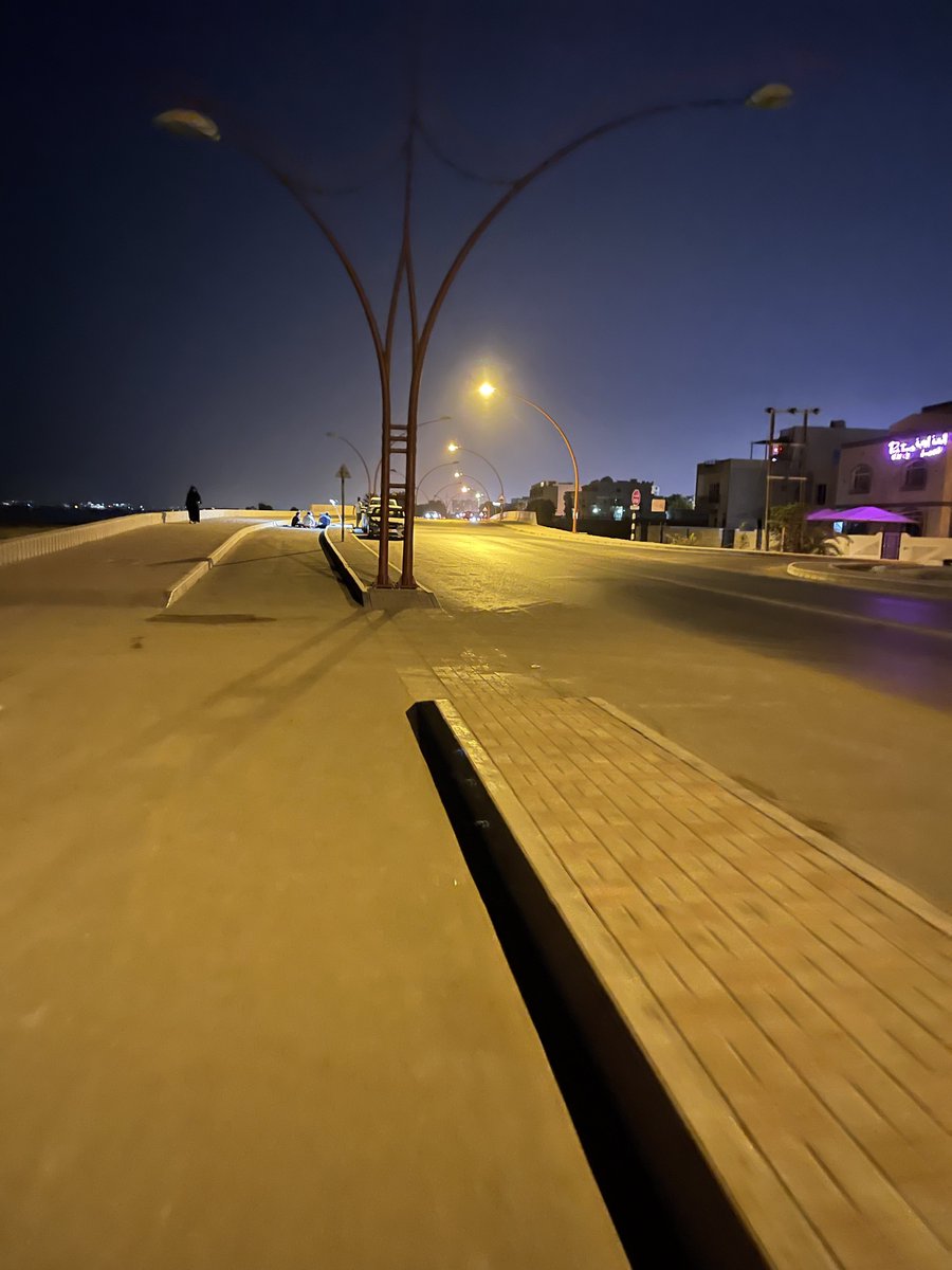 وانا اليوم اقوم بممارسة الرياضة بممشى المخصص للرياضة بشاطي #الغبرة

تفاجأت بوجود عدة مجموعات من الشباب تفترش منتصف الممشى 

مسببين اعاقة لحركة الرياضين بالاخص الذين يقودون الدرجات الهوائية 

وشدني هذا المنظر الغير حظاري مما جعلني اكتب هذي التغريدة