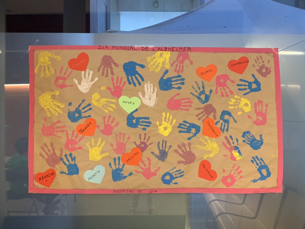 DraRubioMayol's tweet photo. Avui des del #CISCotxeres hem volgut fer una menció especial al #DiaMundialDelAlzheimer organitzant un punt de divulgació i assessorament per tothom que acudís en el dia d’avui. Moltes gràcies a la Roser, la nostre #REBEC per tenir cura de tots nosaltres. https://t.co/h1MsRY1Dpm