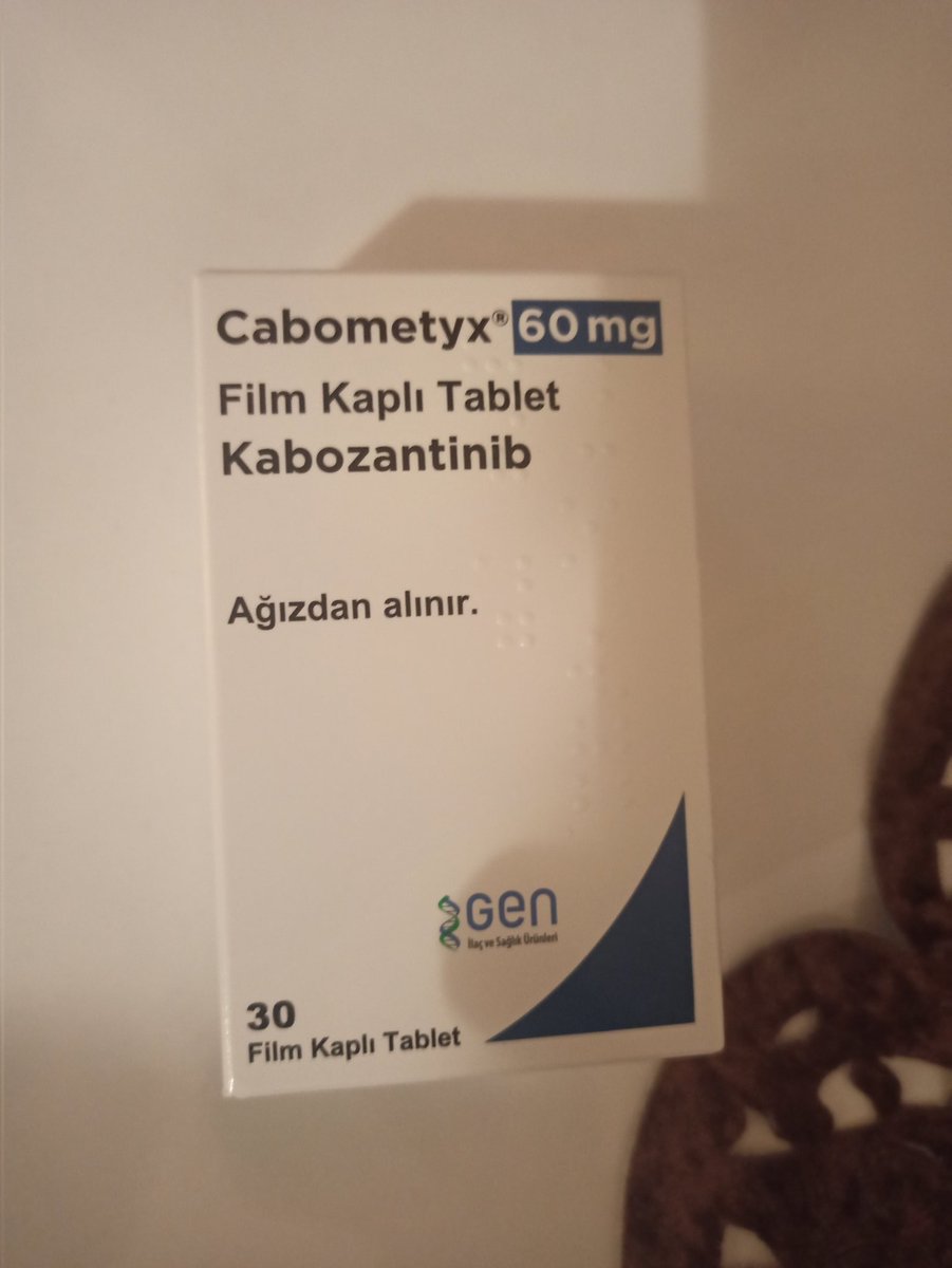 sefir's tweet photo. Merhaba arkadaşlar Cabometyx (kabozantinib) 60 mg bir kutu bitirdim ikinci kutuya başladım ve bu süreçte yaşadıklarım, halsizlik, iştah azalması, tat kaybı, kusma, ishal oldu. 
Bakalım ikinci kutu bana neler yaşatacak. 

#cabometyx 
#kabozantinib 
#kanserledans 
#onkoloji https://t.co/Gxbueo9asG