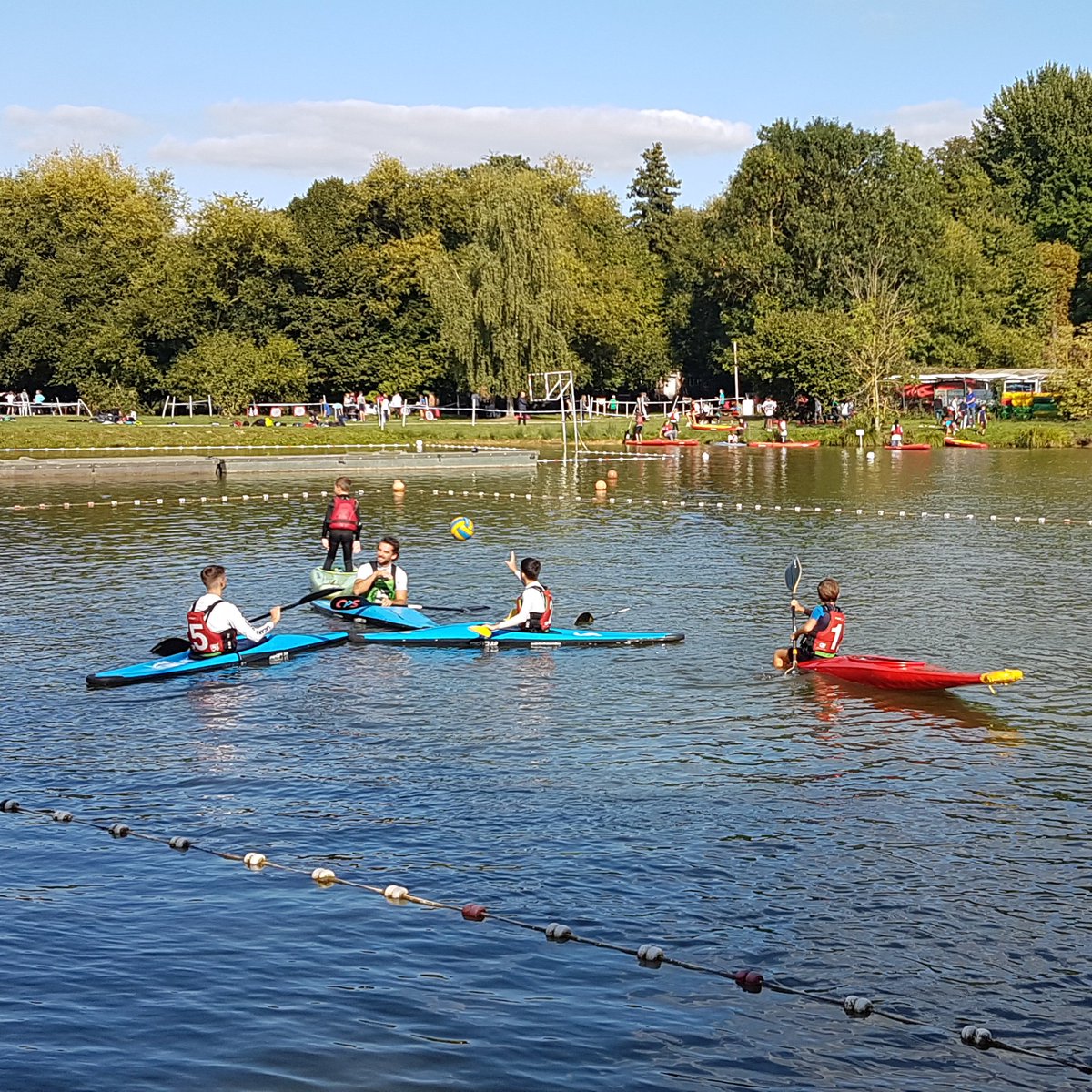 dsden_80's tweet photo. #JNSS2022 🏃‍♂️: Gilles Neuviale, #DASEN80 était à la base nautique de #Loeuilly 🚣‍♀️avec #IAIPR#EPS, le DR et son adjointe @AmiensUnss. 🚴‍♂️1 dizaine de collèges/lycées du bassin amiénois se sont retrouvés pour faire découvrir aux élèves les sports de pleine nature🎯. @AmiensEps https://t.co/AsvDaZoEOU