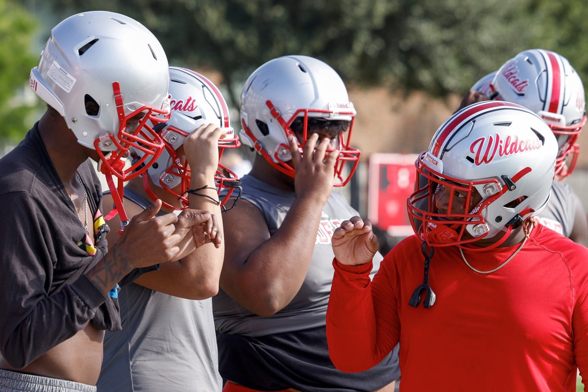 SportsDayHS's tweet image. "That’s a resilient, incredible group of kids" — @CoachJ_Fish

At Woodrow Wilson, deaf football players are thriving and teaching their teammates and coaches valuable lessons

Story by @t_myah: buff.ly/3DEOvIV 👈

#TXHSFB
