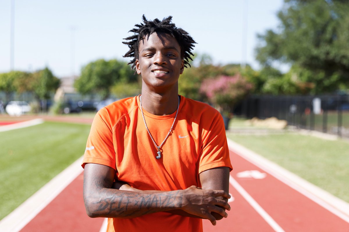 SportsDayHS's tweet image. "That’s a resilient, incredible group of kids" — @CoachJ_Fish

At Woodrow Wilson, deaf football players are thriving and teaching their teammates and coaches valuable lessons

Story by @t_myah: buff.ly/3DEOvIV 👈

#TXHSFB