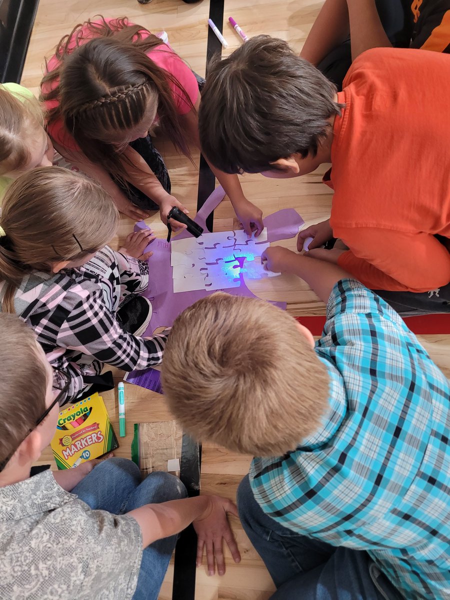 heatherdawnhd's tweet photo. I love mentor reveals! The 3/4s led the school as we formed cross graded synergy groups (yay, we can do those again!) It was so fun to do with the whole school this year. We are excited for another year with @AlisonJoy_D! @ClassroomChamps @SchoolArrowwood @PalliserSchools https://t.co/hyjUCN816F