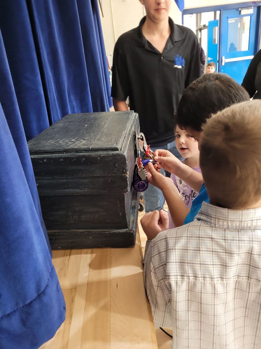 heatherdawnhd's tweet photo. I love mentor reveals! The 3/4s led the school as we formed cross graded synergy groups (yay, we can do those again!) It was so fun to do with the whole school this year. We are excited for another year with @AlisonJoy_D! @ClassroomChamps @SchoolArrowwood @PalliserSchools https://t.co/hyjUCN816F