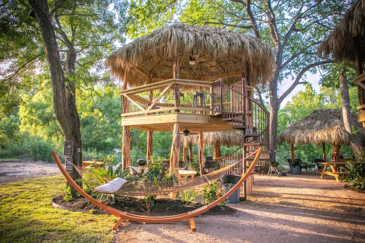 SolarpunkSummit's tweet photo. #SolarpunkSummit supports a healthy and diverse #marketplace. Do you provide products or services that create a more beautiful world? We invite you to #vend with us! Register to ensure a #cabana in the main summit area for the greatest visibility. https://t.co/XG5wzLixUd https://t.co/HvgTh7dQc4