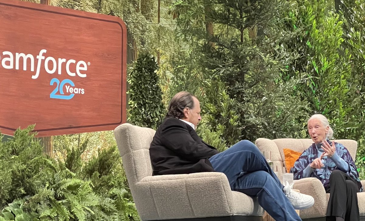 SuzanneDiBianca's tweet photo. Such a privilege to have the amazing @JaneGoodallInst with us at @Dreamforce talking about the importance of nature and our role in it.  A beacon of hope!! 🌲🙏❤️🌎 https://t.co/LJnf0vat1s