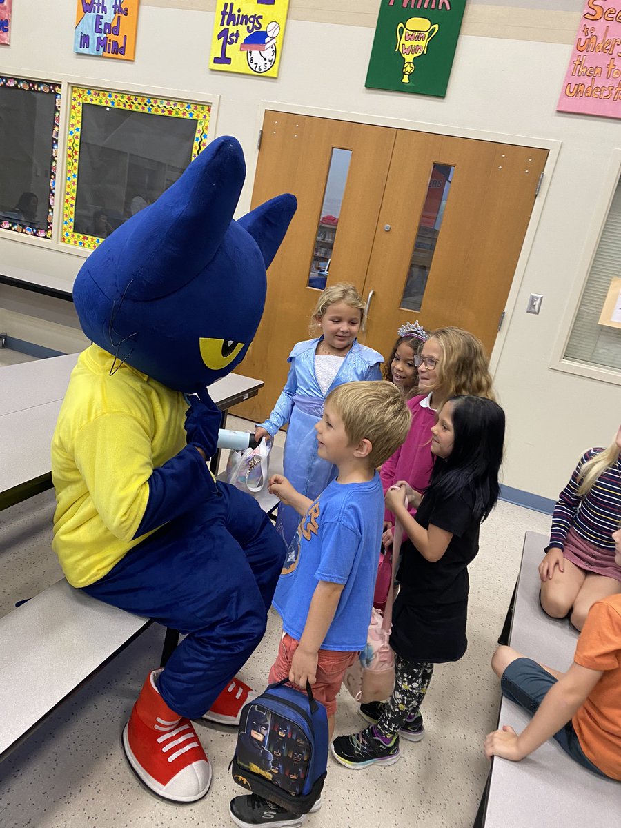 CenLeaderInMe's tweet photo. Pete the Cat is an all time favorite book character and he loved having lunch with KDG and 1st on this homecoming Wednesday! @Lebanon_Schools https://t.co/MKMjqziTXG