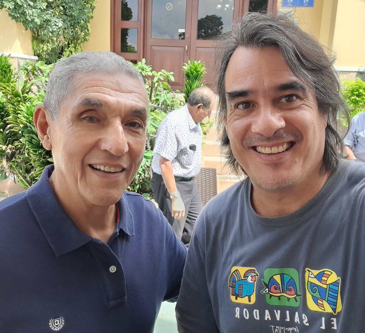 Gusflores21's tweet photo. De pie, señores. Una charla con la voz más reconocida de Centroamérica, #NetoNeto https://t.co/IaQFOBy4Eg
