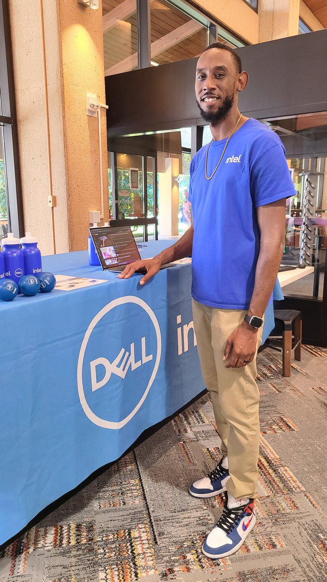 UTDAuxiliarySvs's tweet photo. Our DELL Rep, Mose, is here at the TechKnowledgy Bar NOW! He can answer all your questions about DELL, and he also has a couple giveaway items for you! #utdallas #utdbookstore #utdtechstore https://t.co/1X16MwG7mX