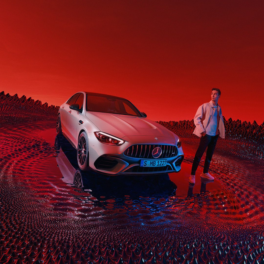 AuRupteur's tweet photo. La Mercedes-AMG C 63 S E PERFORMANCE, avec George Russell.

Adios le V8 et salut le… V6 ? Non, le 4 pattes turbo M139 de l’A 45 S qui atteint 476 ch et 545 Nm !

Le moteur électrique, installé au niveau de l'essieu l'arrière, balance 204 ch et 320 Nm.

Total : 680 ch &amp; 1 020 Nm. https://t.co/Jl3BpA9Mmd