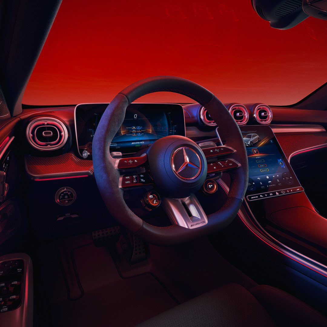 AuRupteur's tweet photo. La Mercedes-AMG C 63 S E PERFORMANCE, avec George Russell.

Adios le V8 et salut le… V6 ? Non, le 4 pattes turbo M139 de l’A 45 S qui atteint 476 ch et 545 Nm !

Le moteur électrique, installé au niveau de l'essieu l'arrière, balance 204 ch et 320 Nm.

Total : 680 ch &amp; 1 020 Nm. https://t.co/Jl3BpA9Mmd