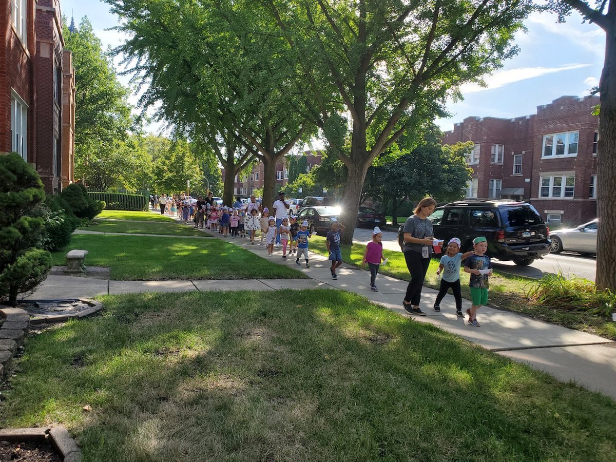 Catalpa_ECC's tweet image. Happy International Peace Day! Our PreK students spread peace throughout the neighborhood this morning in our first Peace Parade. @ChiPubSchools  @CPSN1Chief #ChicagoEarlyLearning