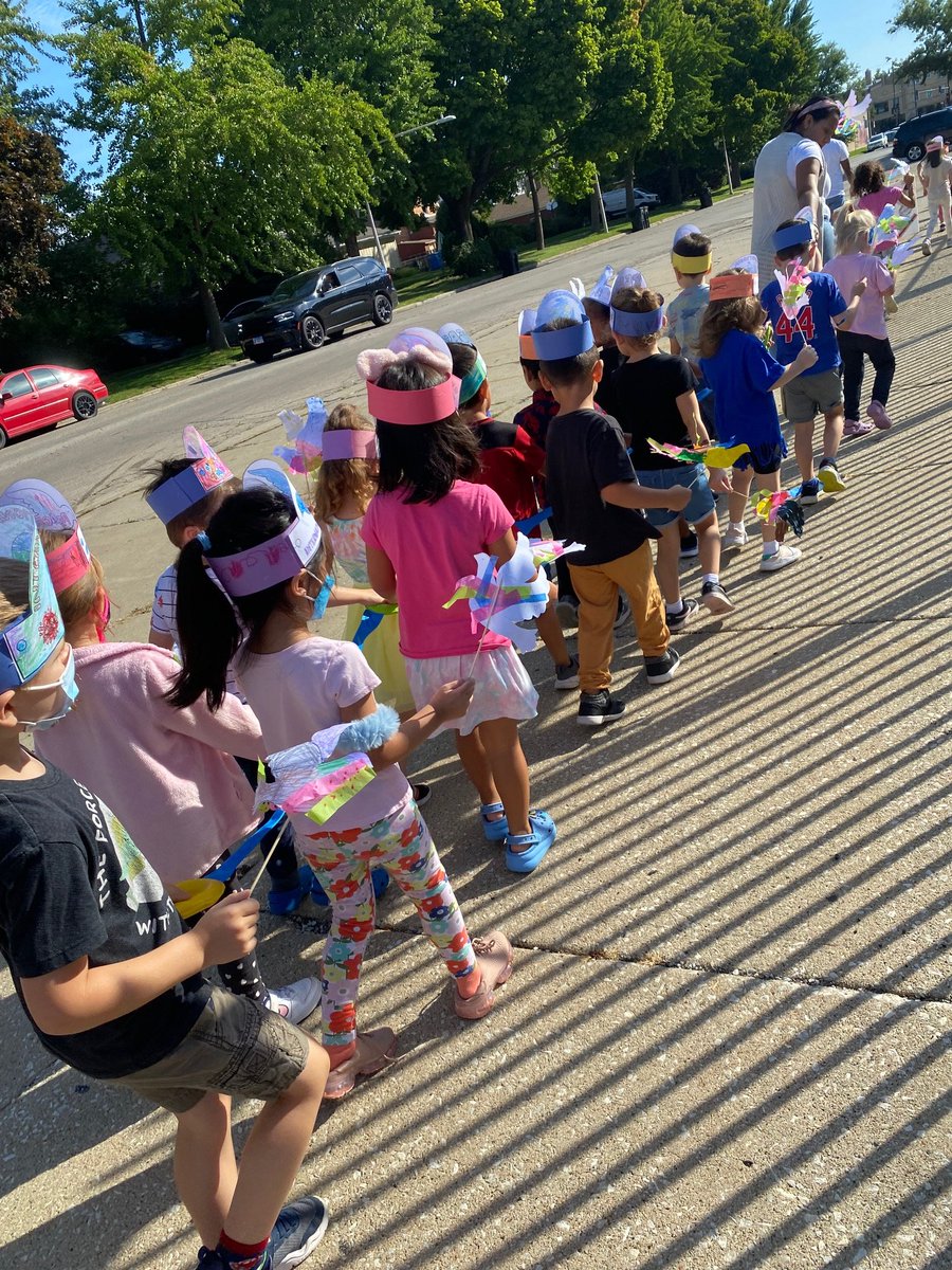 Catalpa_ECC's tweet image. Happy International Peace Day! Our PreK students spread peace throughout the neighborhood this morning in our first Peace Parade. @ChiPubSchools  @CPSN1Chief #ChicagoEarlyLearning