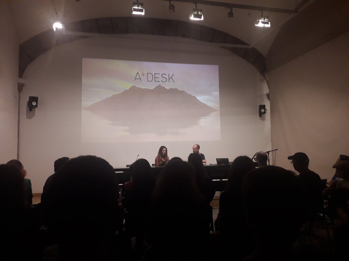 Quina és la genealogia de l'autorepresentació?
La sessió d'<a href="/a_desk/">A*DESK</a> continua amb Maria Muñoz i <a href="/laplebeya_/">Toni Navarro</a>