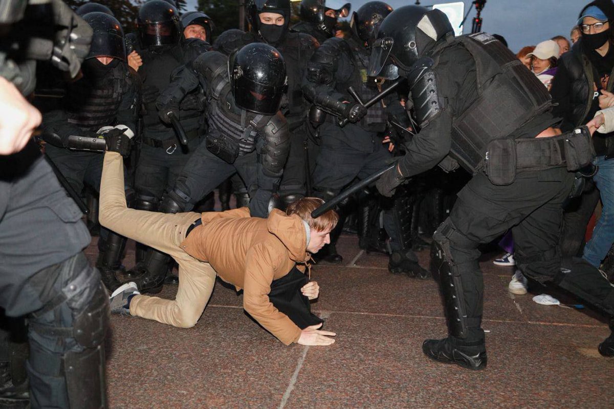 taty_sho's tweet photo. панове, сьогодні ми вивчимо нову позу йоги, Адхо Мукха Шванасана. 
у перекладі на українську - поза собаки мордою вниз. 

#мобилизация #РоссияСмотри https://t.co/anjyUHt0WE