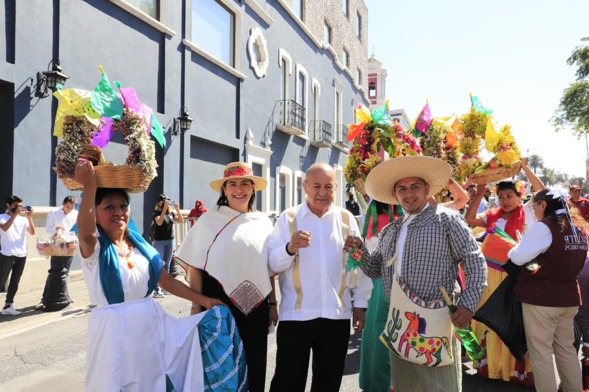 Marta_OrnelasG's tweet photo. ¡Que bonitas nuestras fiestas! 🎉 🤩
Hoy acompañé a nuestro Gobernador @MBarbosaMX durante el Convite al Festival Huey Atlixcáyotl 2022 en Casa Aguayo, nuestro objetivo es continuar preservando las tradiciones de Puebla e impulsar #LaFiestaGrandeDeAtlixco. ¡Estén listos! 🔜 https://t.co/zflSvOHKFs
