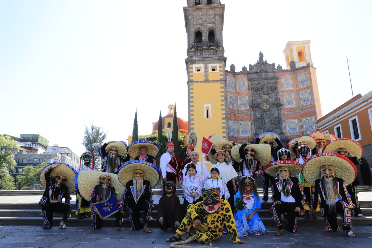 Marta_OrnelasG's tweet photo. ¡Que bonitas nuestras fiestas! 🎉 🤩
Hoy acompañé a nuestro Gobernador @MBarbosaMX durante el Convite al Festival Huey Atlixcáyotl 2022 en Casa Aguayo, nuestro objetivo es continuar preservando las tradiciones de Puebla e impulsar #LaFiestaGrandeDeAtlixco. ¡Estén listos! 🔜 https://t.co/zflSvOHKFs