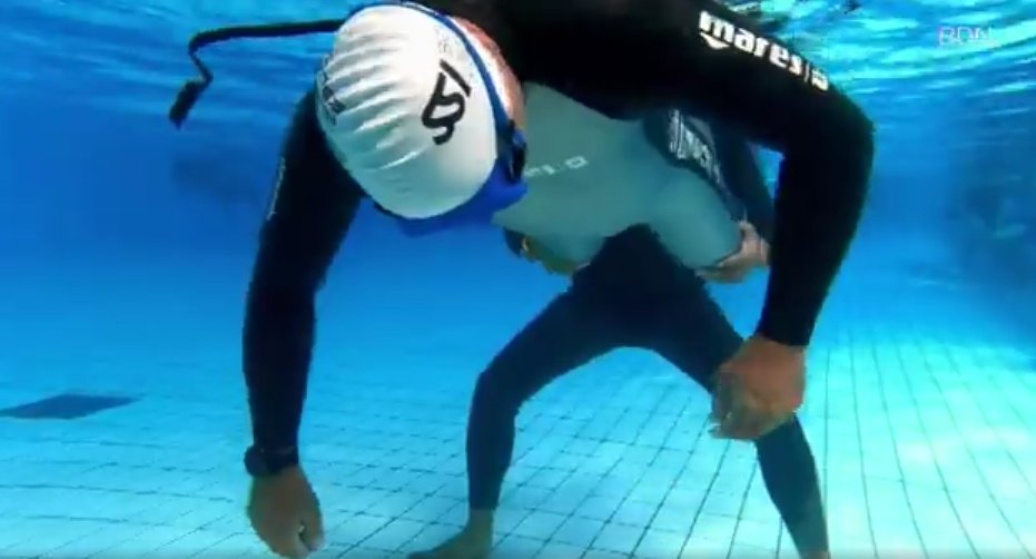 BadalonaTres60's tweet photo. ▶️🏊‍♂️ L'apneista @miguel_apnea va descobrir durant els seus anys com a professional com l'apnea podia ajudar a meditar. Des de llavors ofereix cursos per a pal·liar l'estrès i l'ansietat. #Badalona @bdncom @Cem_sistrells 👉  https://t.co/5XVIUSUvD9 https://t.co/0hloiETbso