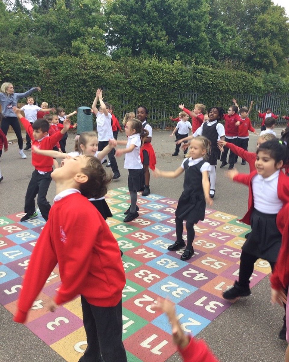 NET_Abbotsweld's tweet photo. National fitness day ๐โโ๏ธ|| Today Abbotsweld took part in National fitness day by completing a 20-minute workout led by Mr Towler. We were exhausted afterwards but loved having fitness fun! #shapingfutures #netacademies #nationalfitnessday https://t.co/eo114WNraC
