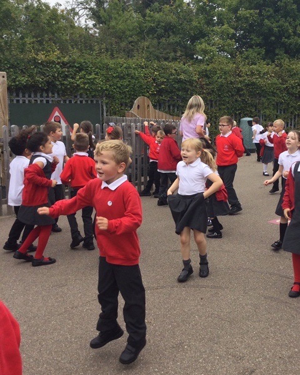 NET_Abbotsweld's tweet photo. National fitness day ๐โโ๏ธ|| Today Abbotsweld took part in National fitness day by completing a 20-minute workout led by Mr Towler. We were exhausted afterwards but loved having fitness fun! #shapingfutures #netacademies #nationalfitnessday https://t.co/eo114WNraC