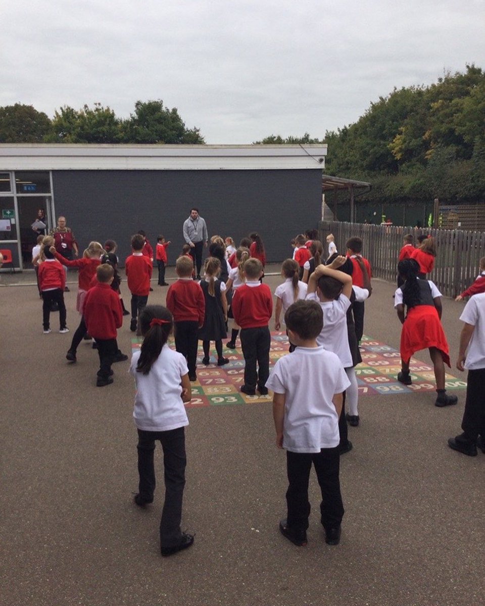 NET_Abbotsweld's tweet photo. National fitness day ๐โโ๏ธ|| Today Abbotsweld took part in National fitness day by completing a 20-minute workout led by Mr Towler. We were exhausted afterwards but loved having fitness fun! #shapingfutures #netacademies #nationalfitnessday https://t.co/eo114WNraC