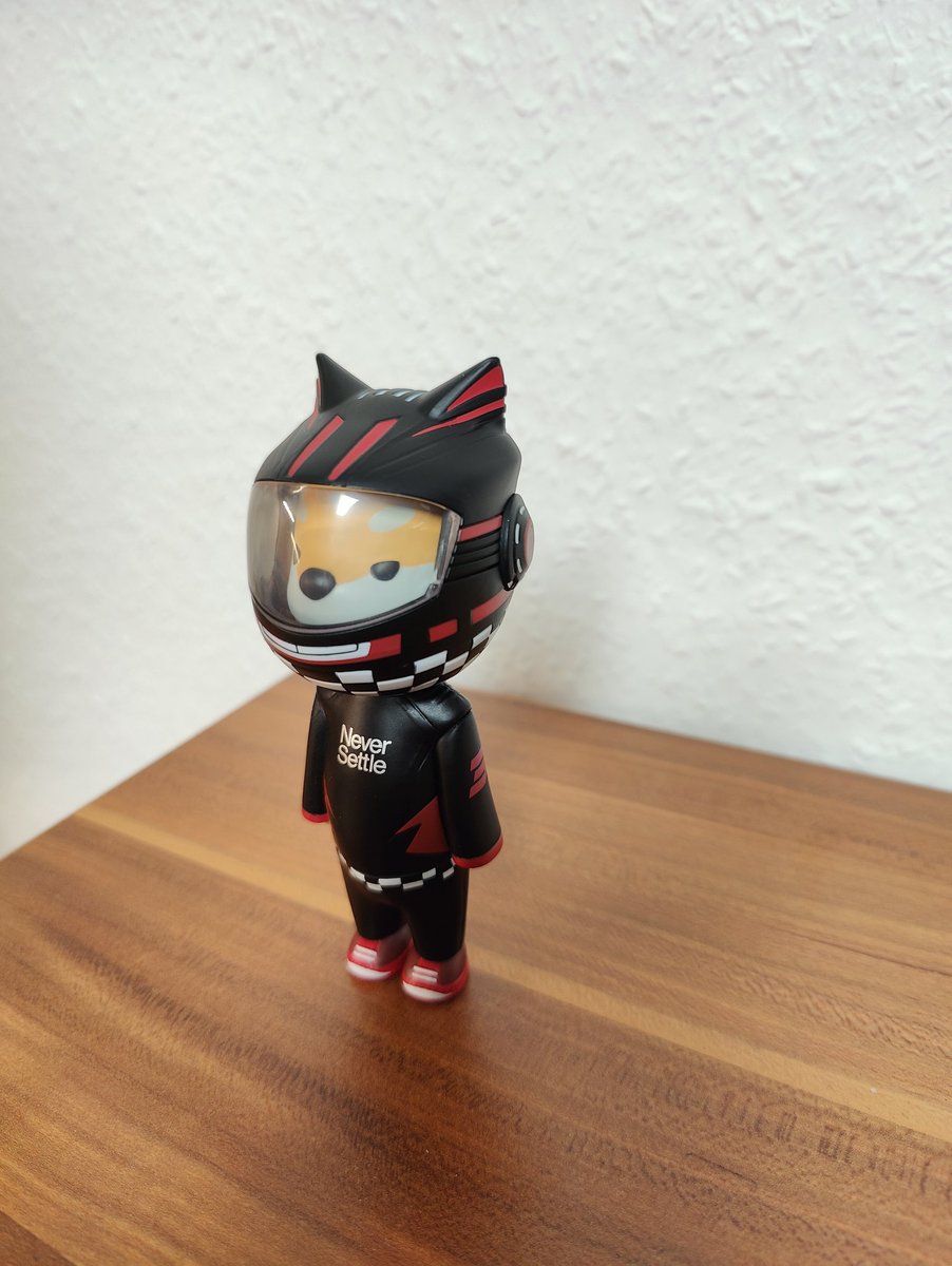 svanschu's tweet image. Nachdem der #OnePlus Wireless Charger endlich wieder lieferbar war, konnte ich auch meinen Gewinn einlösen. #Oneplus10pro Users Campaign Gift General Una Figure. Danke @OnePlus_DE @oneplus #redcableclub