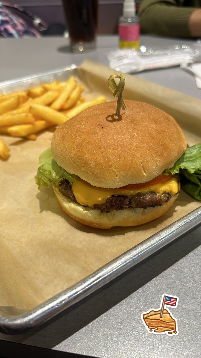 cacaferrari's tweet photo. Que delicia de cheeseburger, a batata frita então vale mto a pena por 1,00 dolar! (@ City Pub in Orlando, FL) https://t.co/fmAmt8y62d https://t.co/xaqSWnSCad