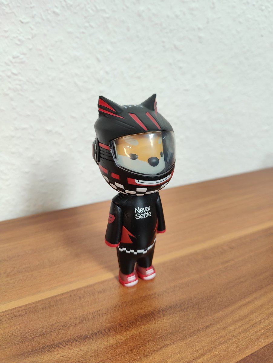 svanschu's tweet image. Nachdem der #OnePlus Wireless Charger endlich wieder lieferbar war, konnte ich auch meinen Gewinn einlösen. #Oneplus10pro Users Campaign Gift General Una Figure. Danke @OnePlus_DE @oneplus #redcableclub