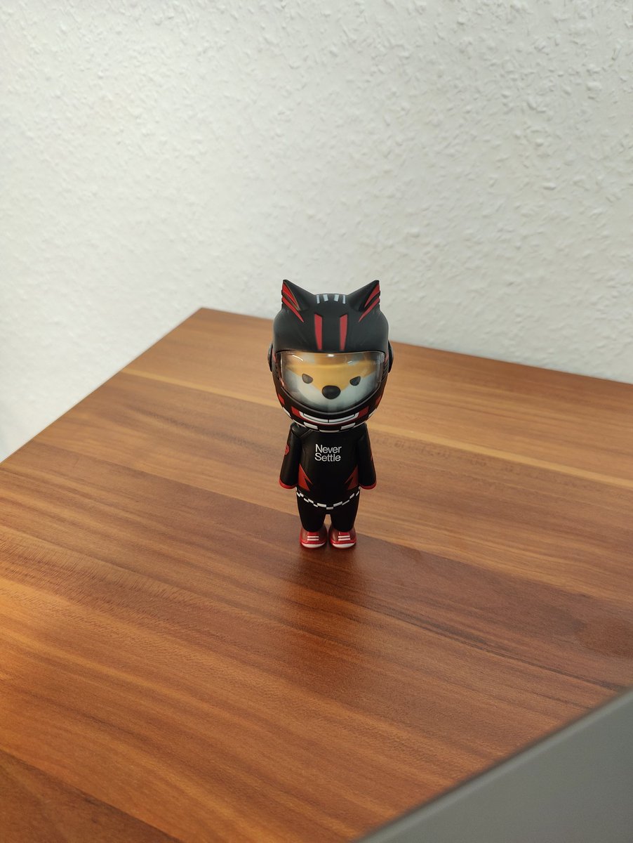 svanschu's tweet image. Nachdem der #OnePlus Wireless Charger endlich wieder lieferbar war, konnte ich auch meinen Gewinn einlösen. #Oneplus10pro Users Campaign Gift General Una Figure. Danke @OnePlus_DE @oneplus #redcableclub