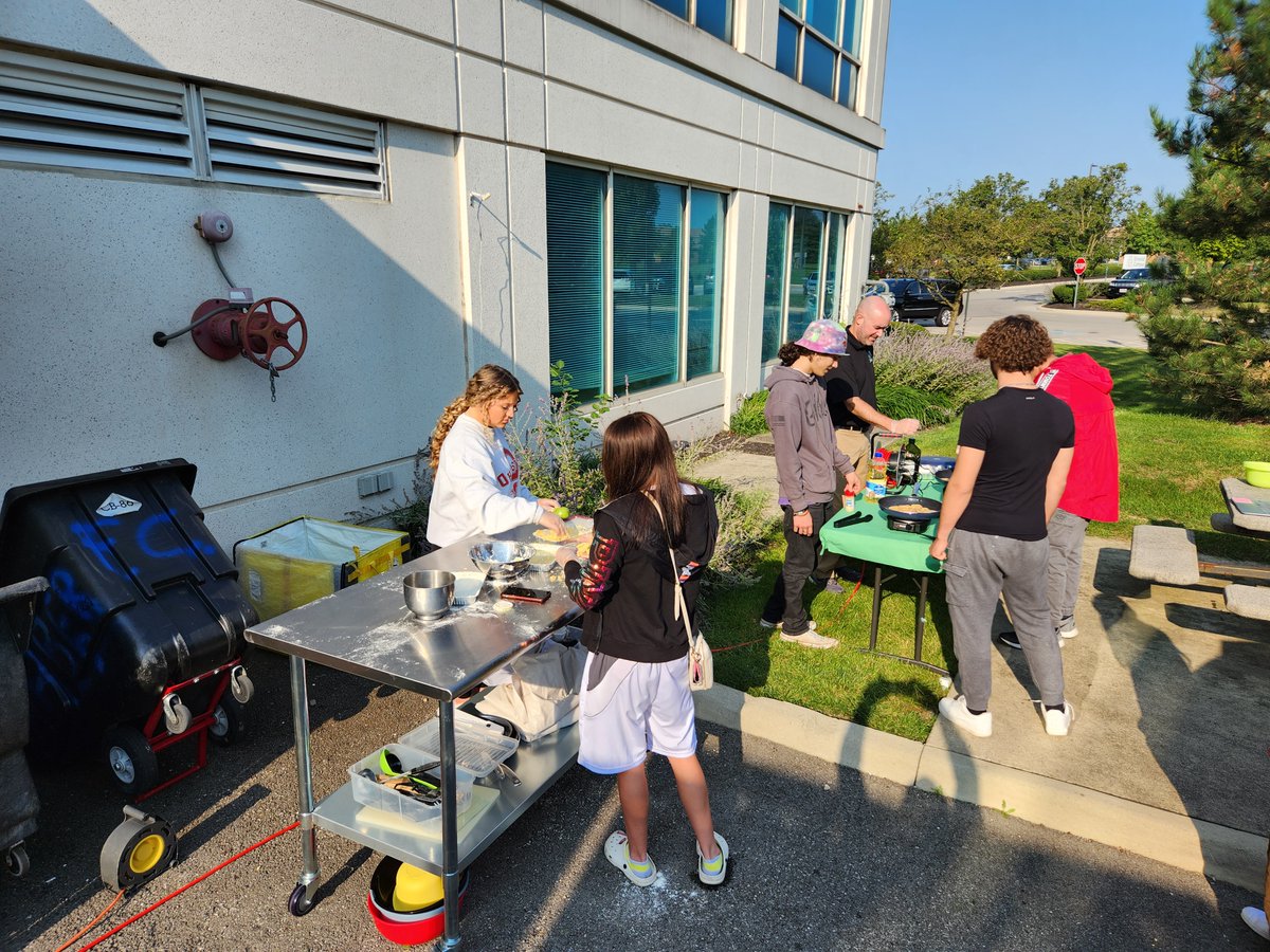 TheBridgeDCS's tweet photo. Fried green Tomatoes at The Bridge!  Students prepped and fried green tomatoes and learned the history of why this food exists. @DCSEmerald #Grow2ServeDCS #AlwaysGrowingDCS https://t.co/ish5z1BcLU