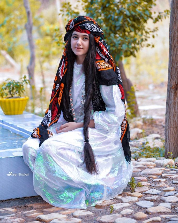 Saçlarımız sizin için gunah idam,tahrik ve hünharc ölüm sebebi,
Bizim için aslet güzellik ve yaşam sevinic.Her toplumun kızlarının saçlerı o toplunu sembolu ve namusudur. Kesenizden örtsenizde kökü bizde.Bu bayrak gibi yine dalgalanacak.örüklermiz sizin idamınız olacak.