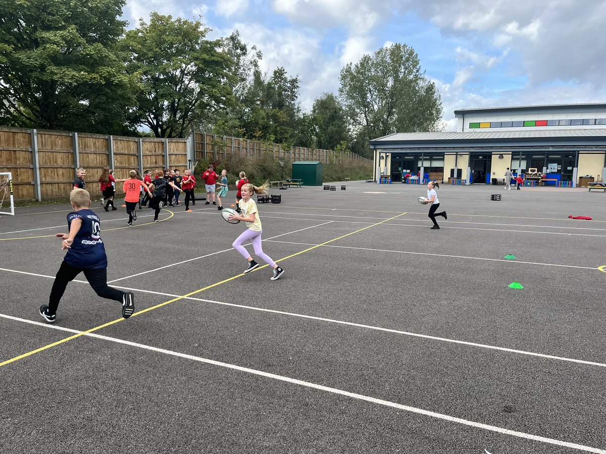 Hirwaunprimary's tweet photo. Year 6 pupils enjoying &amp; benefiting greatly from their Health &amp; Wellbeing sessions with @TalHarding &amp; @CRugbyCommunity 
#week2 #CfW #health&amp;wellbeing #healthyconfidentindividuals #trafficlights #rugbytag #emotions #beingactive https://t.co/tZOpGSGGRO