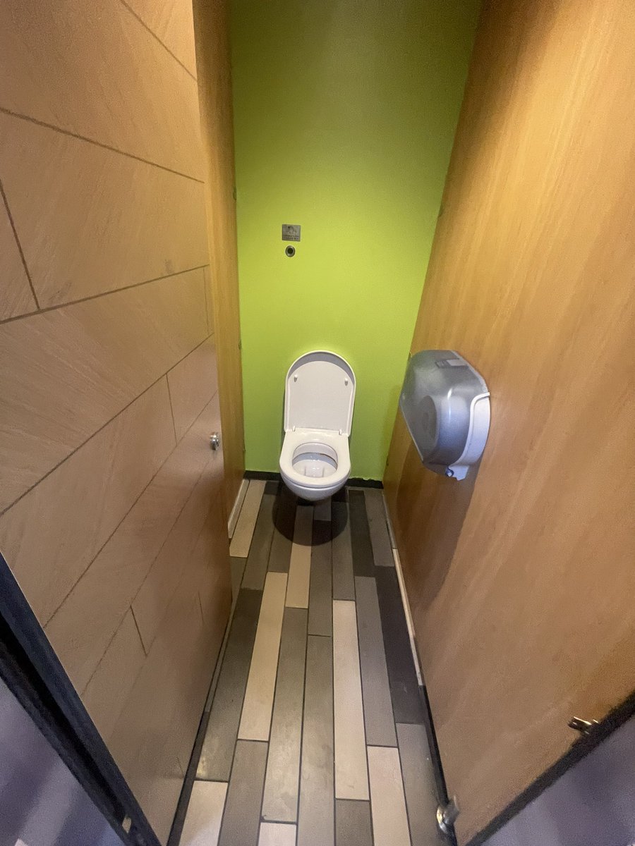 PublicLoo's tweet photo. Woodhall Services m1 Southbound https://t.co/0PhqrcUHFa