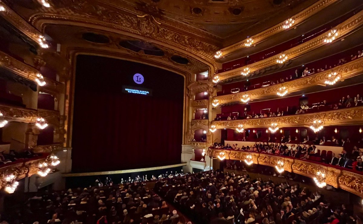 El president delegat de l'Àrea de Cultura <a href="/joancarlesgc/">Joan Carles Garcia</a> assisteix en representació de la <a href="/diba/">Diputació de Barcelona</a> a la inauguració de la nova temporada
del <a href="/Liceu_cat/">Gran Teatre del Liceu</a> amb l'òpera 'Don Pasquale' de Donizetti. 

#Liceu175