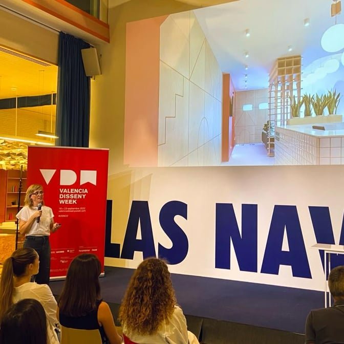 "Se trataba de generar un ambiente de calma y bienestar. Pensamos en cómo conectar el objeto con la memoria, para crear un ambiente infantil, pero que es un lugar donde a los adultos les gusta estar", <a href="/vitale_estudio/">vitale</a> en #DiseñoImpactoPositivo 
#VDW22 #streetfestivalvalencia
➕👇