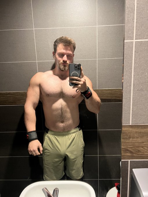 Over 100kg now 😈 https://t.co/vBSQ8Gtzdt