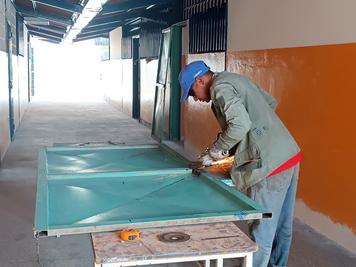 josemvasquez's tweet photo. ¡Los trabajos de rehabilitación en la Unidad Educativa Beatriz de Rodríguez van muy bien! Seguimos nuestra tarea de recuperar las infraestructuras educativas para que nuestros niños, niñas y jóvenes guariqueños arranquen con buen pie el nuevo año escolar. ¡Vamos pa’lante! https://t.co/uObISO5e3b