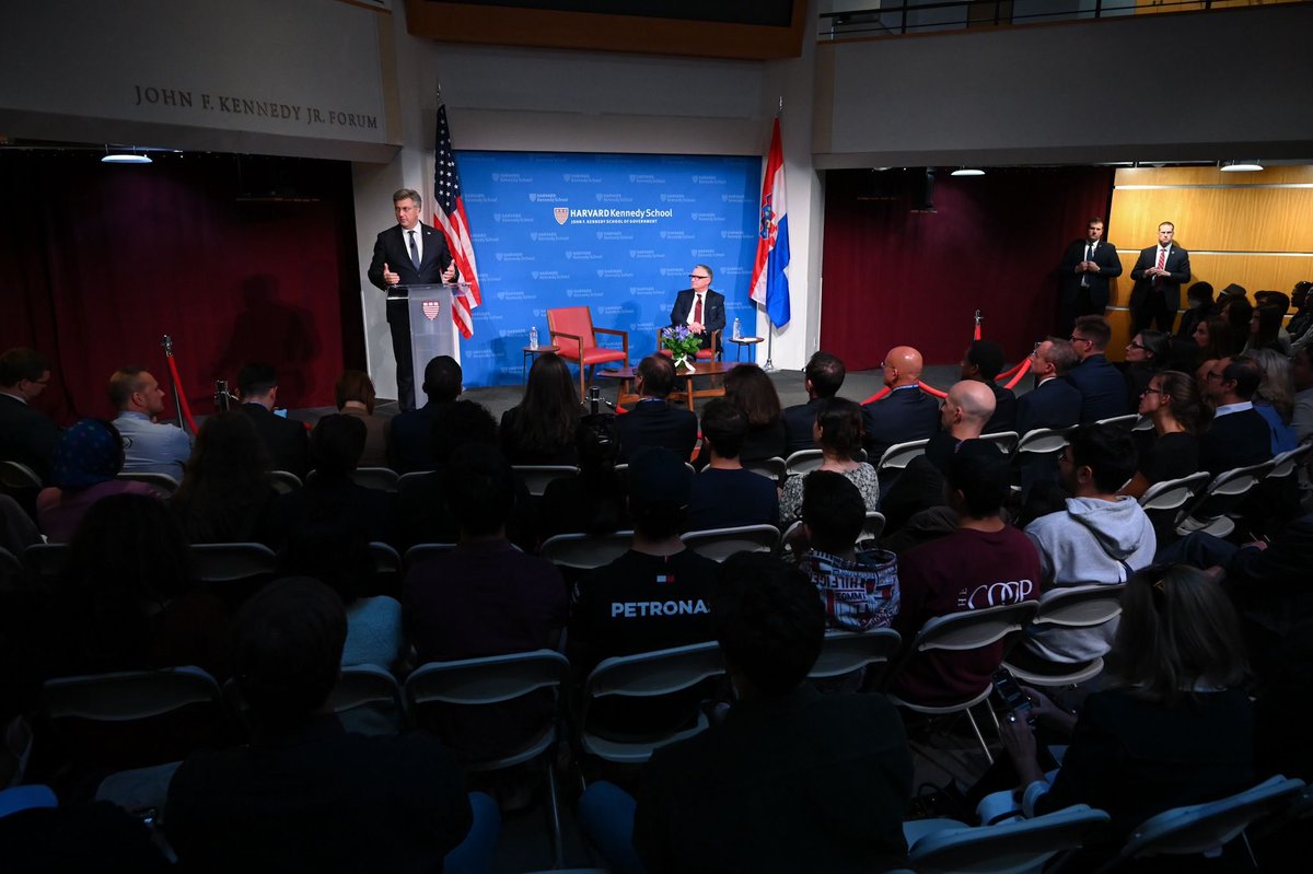 Hvala predstavnicima <a href="/Harvard/">Harvard University</a> na susretu i pozivu da na <a href="/Kennedy_School/">Harvard Kennedy School</a> održim predavanje o demokratskim izazovima i budućnosti Europe. Razgovarao sam sa studentima i o važnosti zajedničke podrške #Ukraine, rješavanju energetske krize te jačanju transatlantskog partnerstva.🇭🇷🇪🇺🇺🇸