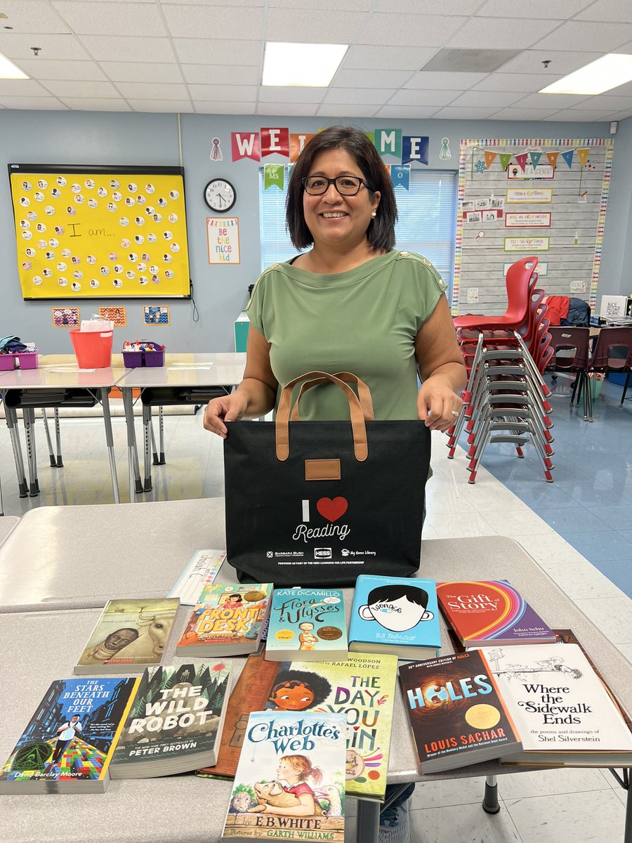 ritarose7891's tweet photo. Received a nice bag full of books! Thanks @HESS @Tijerinaes @SjMottu https://t.co/qnU2pjt8St