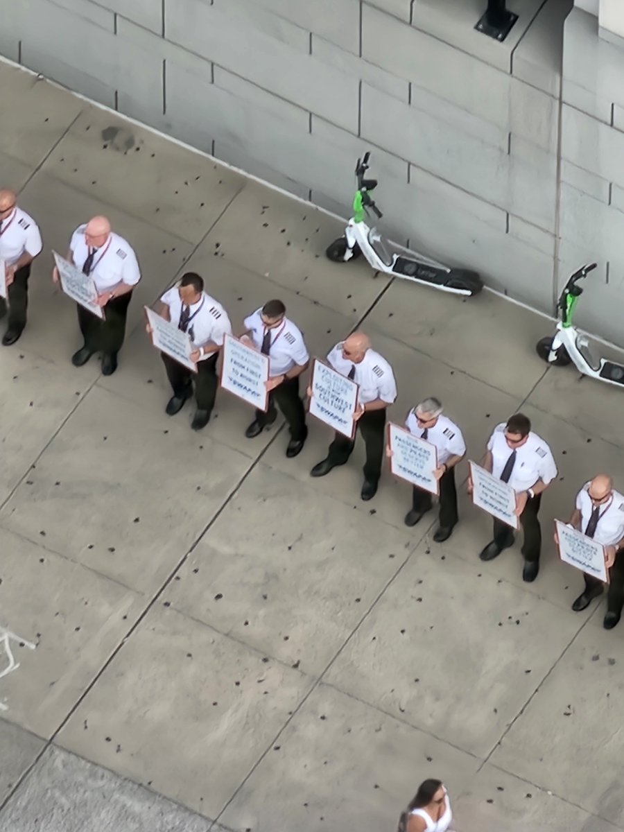CBastin's tweet photo. @ScanNashville  SWAPA Southwest pilots sharing their message with Southwest Management at their party on the Fifth &amp; Broad Skydeck..always something interesting to see on Broadway https://t.co/xRLahfsI3V