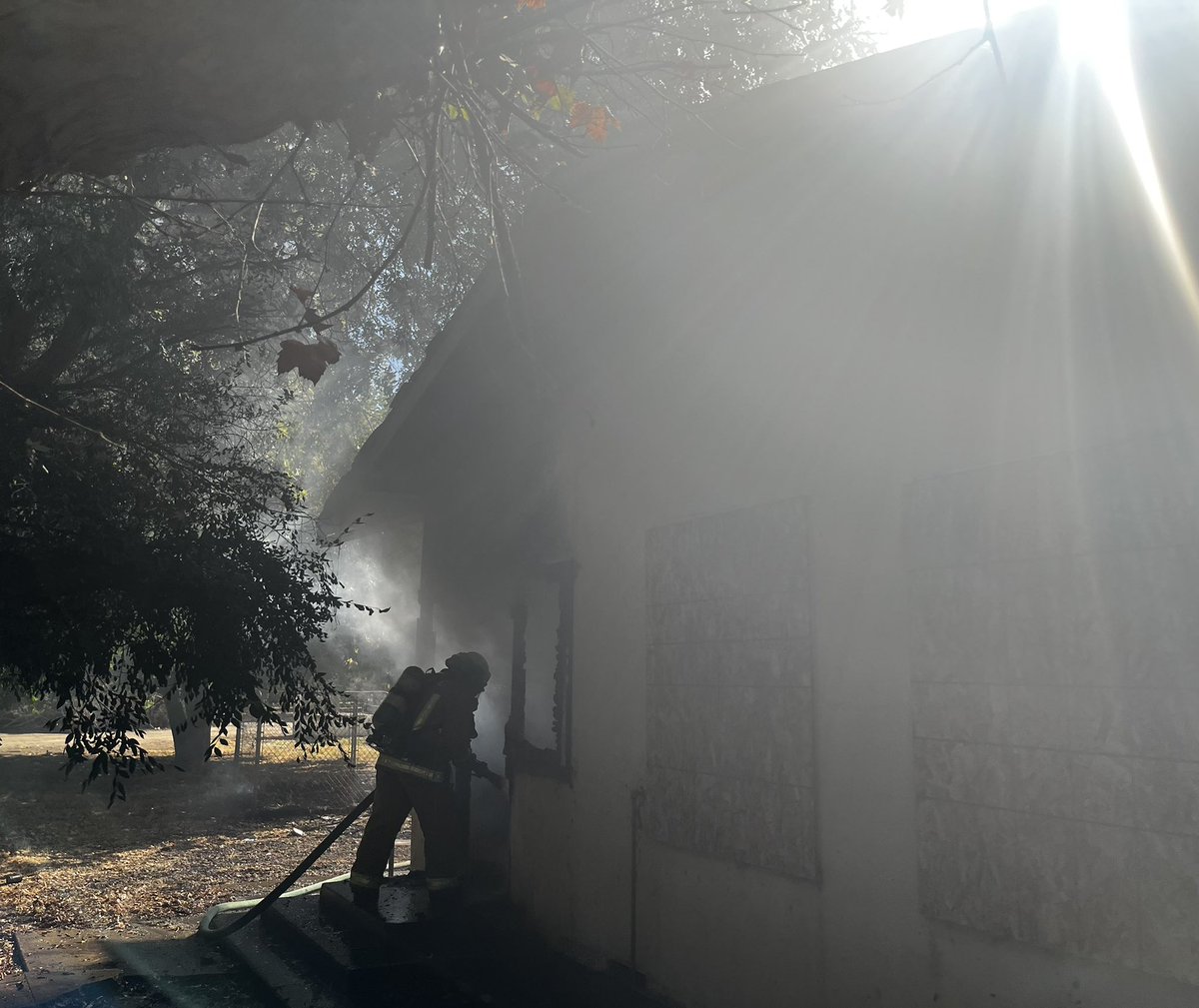 FresnoCoFire's tweet photo. #SouthIncident [update]  Firefighters have contained a fire inside a vacant residential structure on the 13000 blk of east South. No injuries reported, cause under investigation. Assisted by @Selmacityfire https://t.co/RvF28KBy8E